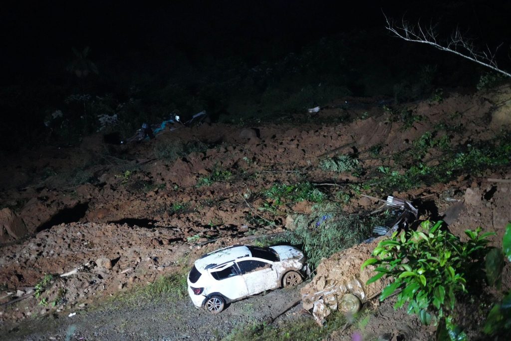 Aumenta a 23 los muertos por derrumbes en carretera de Colombia