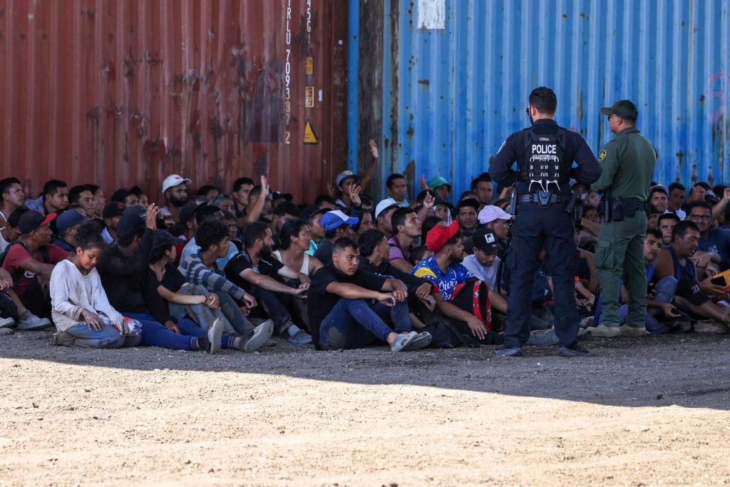 Cae la llegada de migrantes a EE.UU. después de que México aumentara detenciones