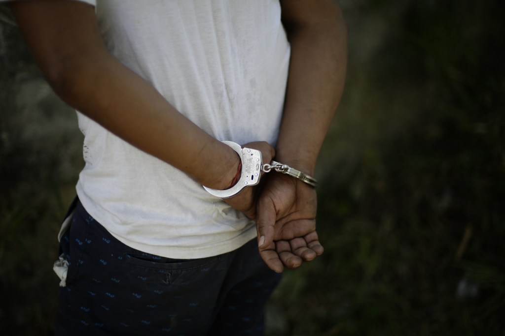 Dan más de un año de cárcel a policía culpable de muerte de afroamericano detenido en EE.UU.