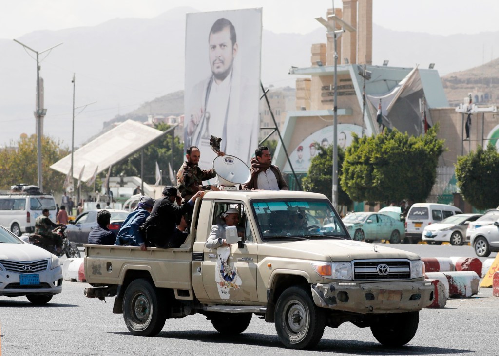 EE.UU. y Reino Unido bombardean Yemen en respuesta a ataques en el mar Rojo; hutíes declaran la guerra