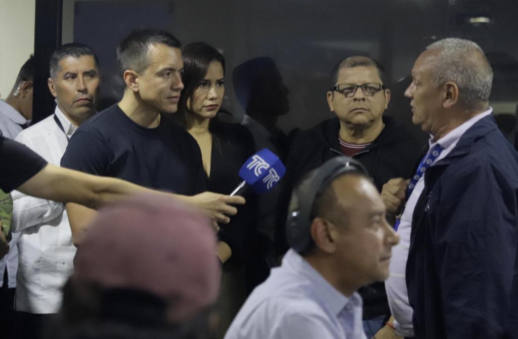 El presidente Noboa visita el canal de televisión que sufrió asalto armado