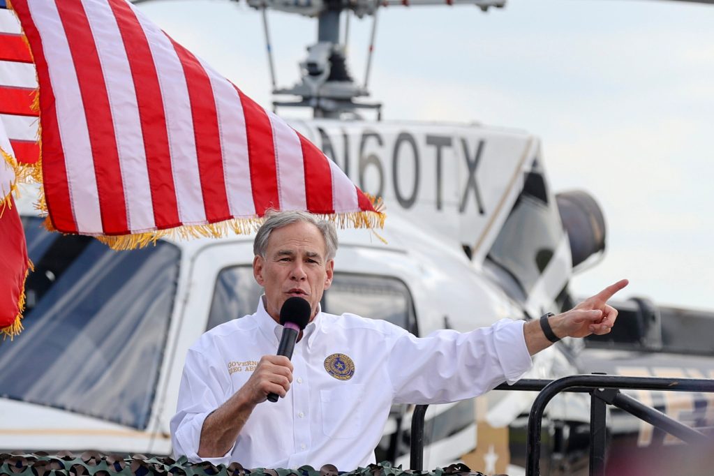 Greg Abbott desafía al Supremo con alambre de púas en la frontera