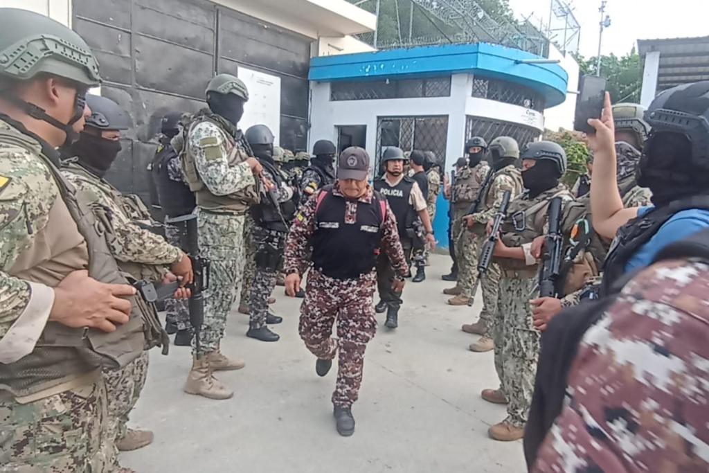 Liberan a 41 funcionarios de prisiones en Ecuador; otros 136 siguen de rehenes en cárceles