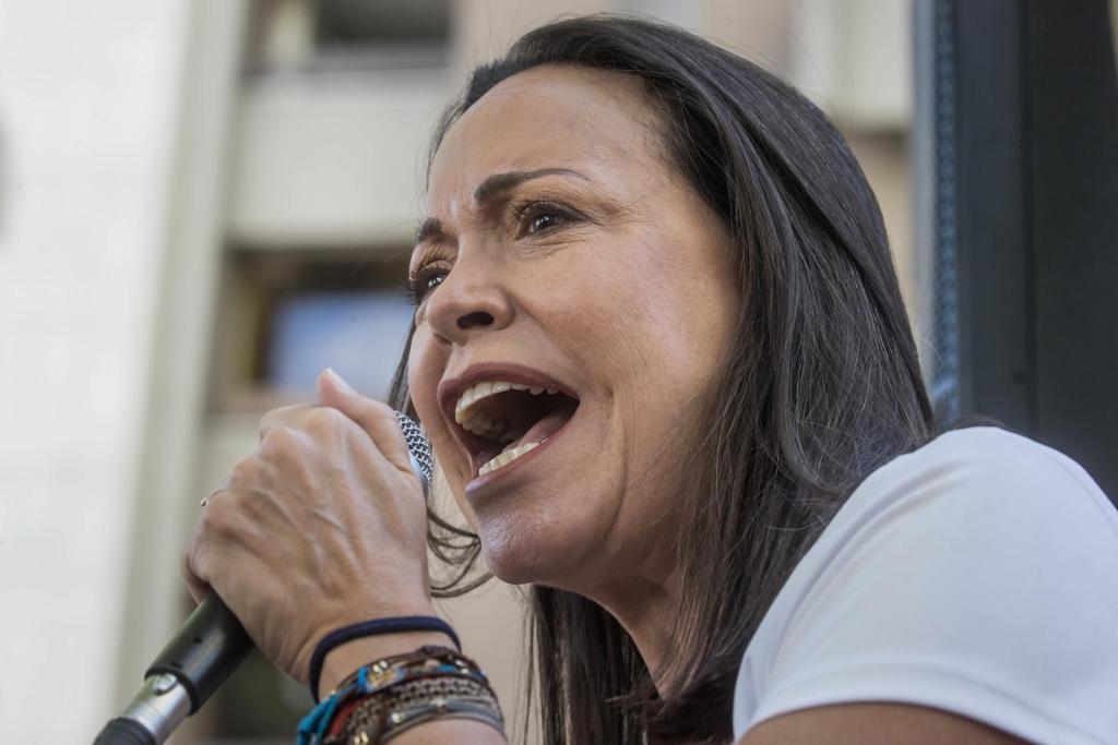 Oposición venezolana pide revertir inhabilitación de Machado para las elecciones