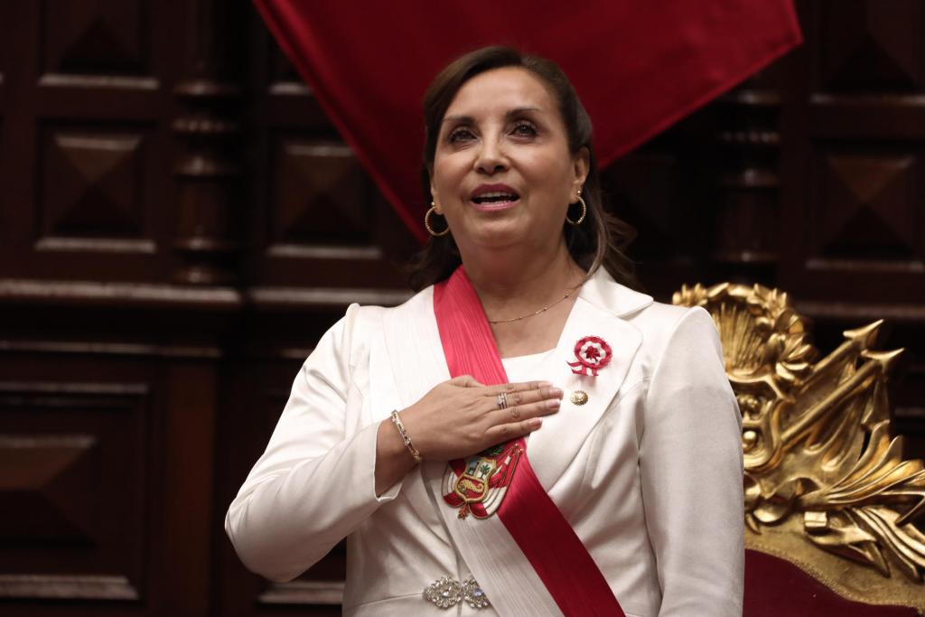 Policía de Perú investiga la agresión a Boluarte y releva a sus escoltas