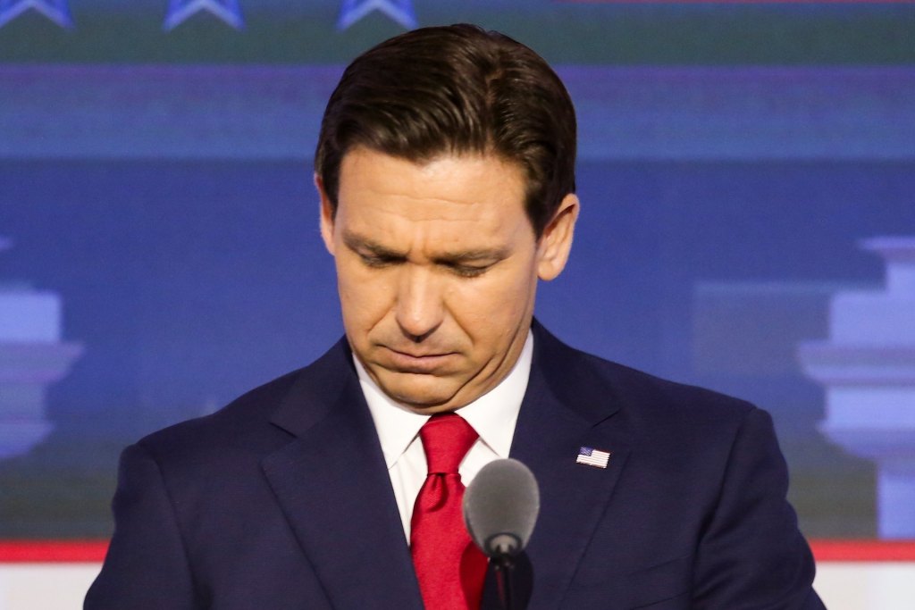 Sin posibilidades, Ron DeSantis abandona las primarias republicanas y allana el camino a Trump