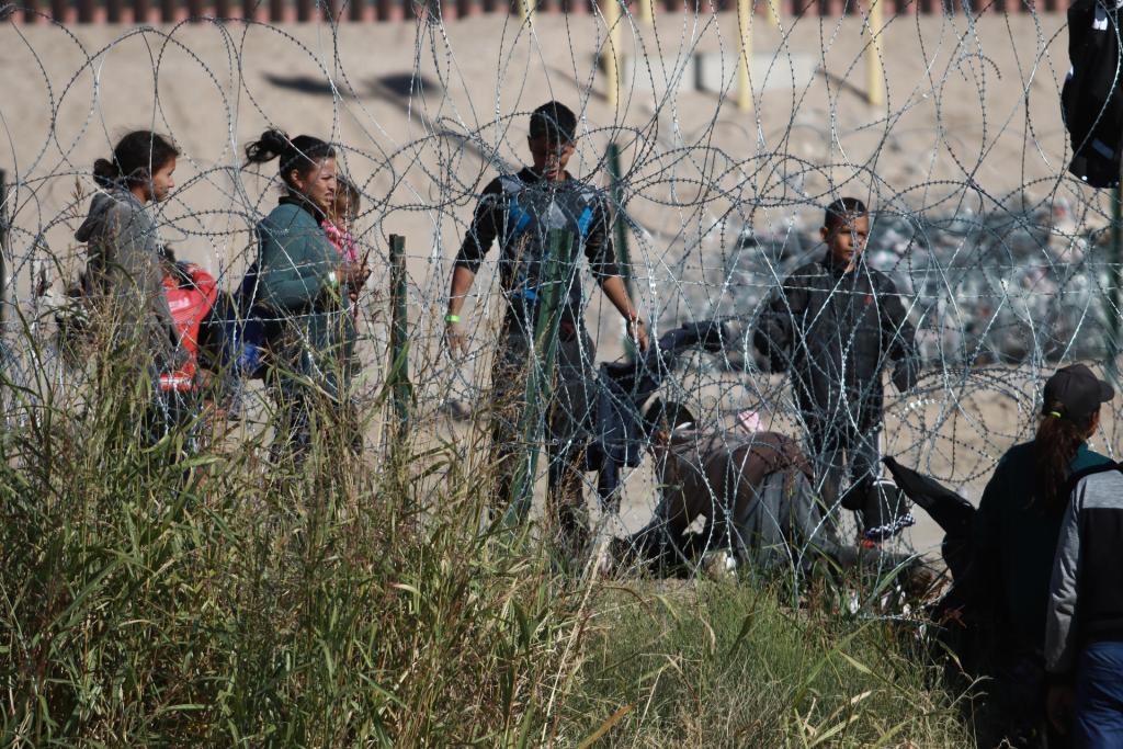 Supremo de EE.UU. avala retirar el alambre de púas que Texas colocó en frontera con México