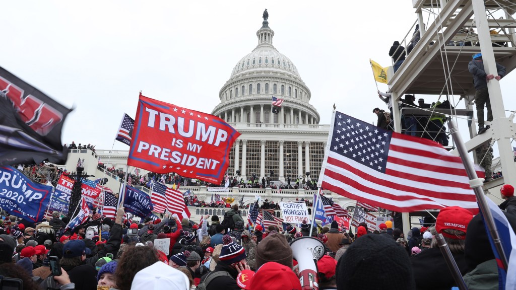 Trump llega a juzgado de DC para defender su inmunidad durante el asalto al Capitolio