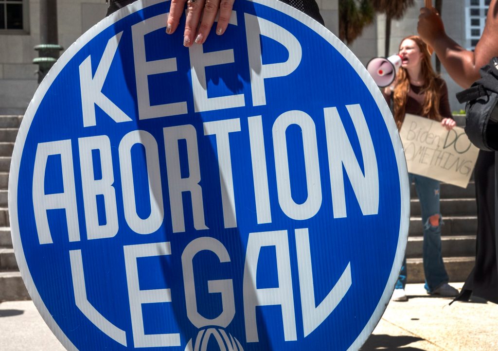 Campaña de Biden alerta sobre planes de Trump para prohibir el aborto en todo EE.UU.