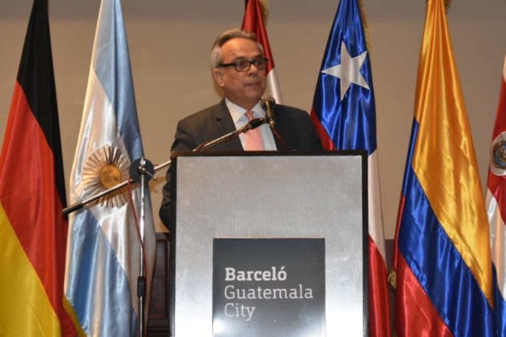 Daniel Zovatto analiza el estado de la democracia en podcast ‘Poca Calle’