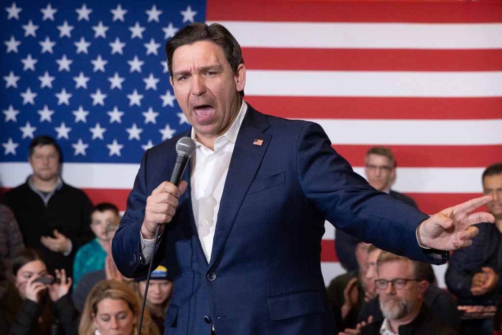 DeSantis quiere sacar a personas sin hogar de las calles de Florida