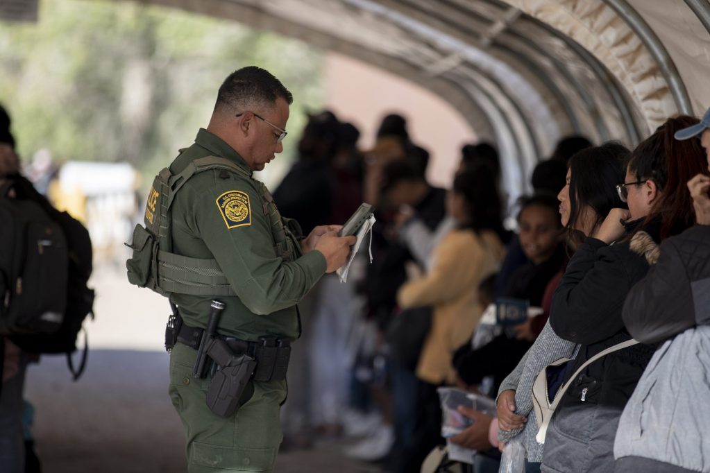 Juez federal señala que Florida puede oponerse a política migratoria de Biden