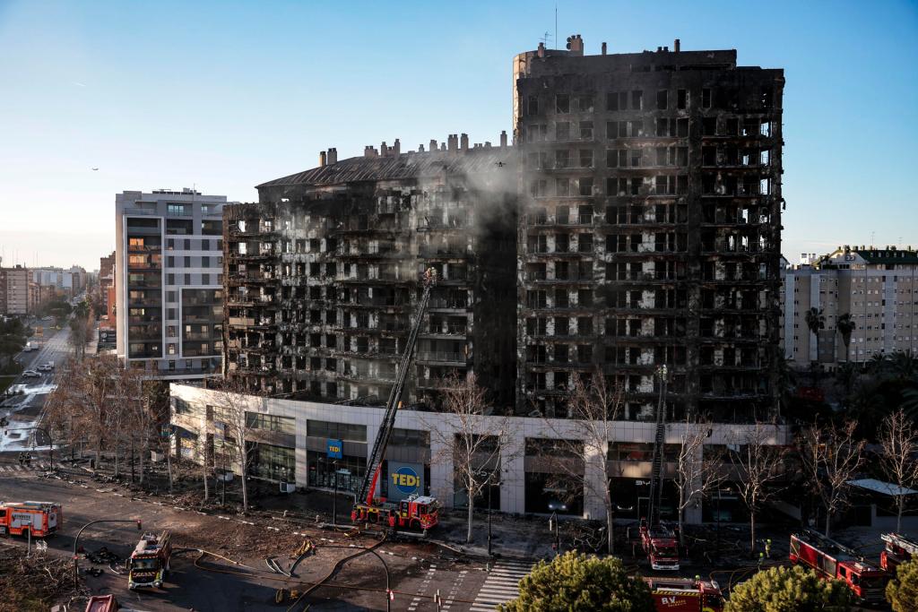 Suman 5 muertos por incendio de edificio en Valencia