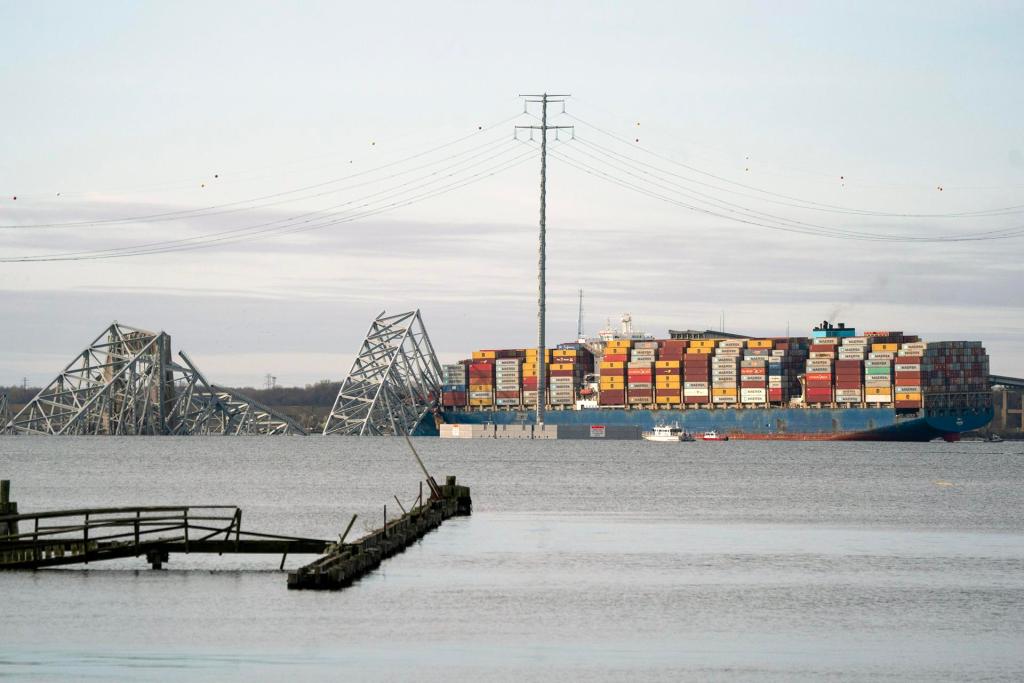 Biden ordena reconstruir el puente de Baltimore y reabrir el puerto “tan pronto como sea posible”
