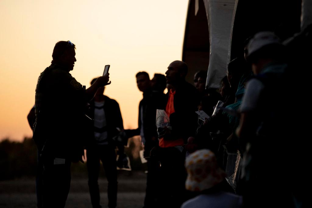 Gobernadora de Arizona veta proyecto de ley que permitía a policías detener indocumentados