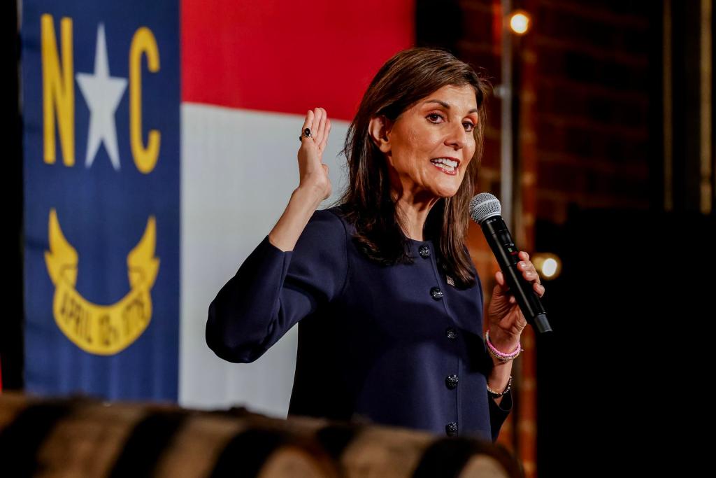 Haley tendría más margen de ganar a Biden en las presidenciales que Trump, según encuesta