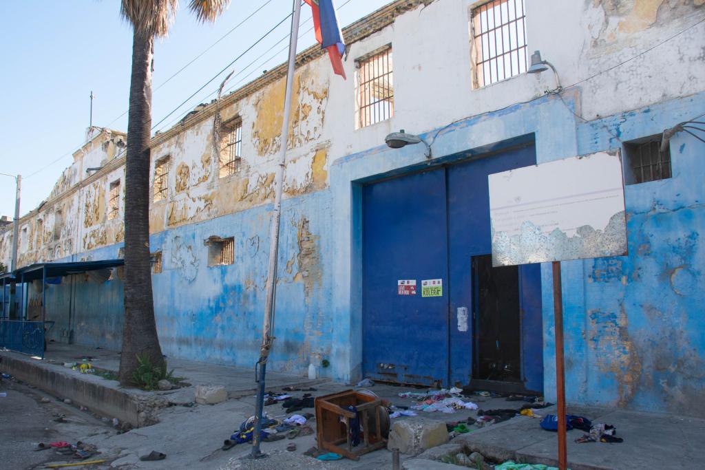 Unos 3 mil 600 presos huyeron de la cárcel de Puerto Príncipe tras ataque
