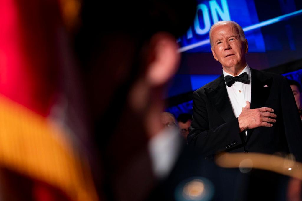Biden celebra a la prensa mientras cientos de manifestantes critican su apoyo a Israel