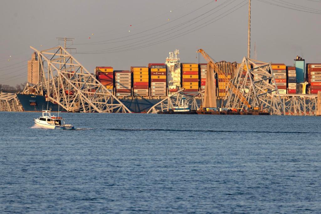 Comienzan labores de remoción de escombros del puente de Baltimore
