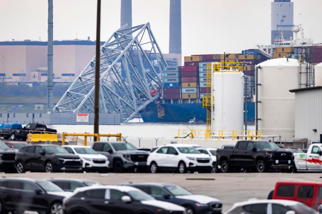 Continúa el retiro de escombros del puente colapsado en Baltimore mientras las autoridades investigan