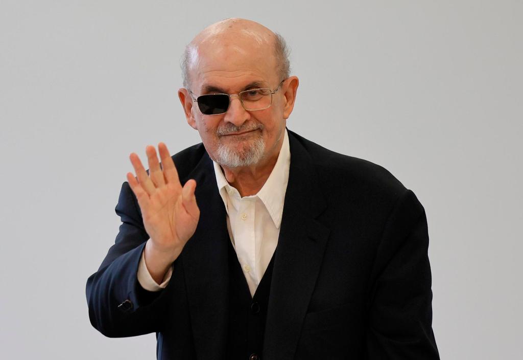 Escritor Salman Rushdie había imaginado que sería atacado en un lugar público