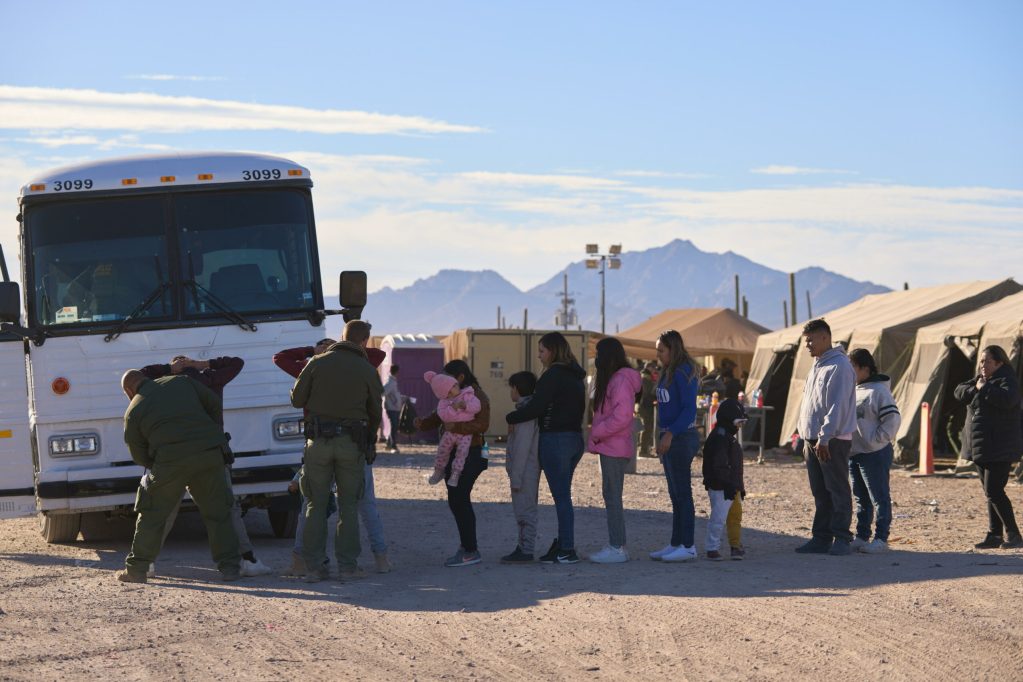 Gobierno de Biden entregará 640 mdd a comunidades que ayudan a migrantes