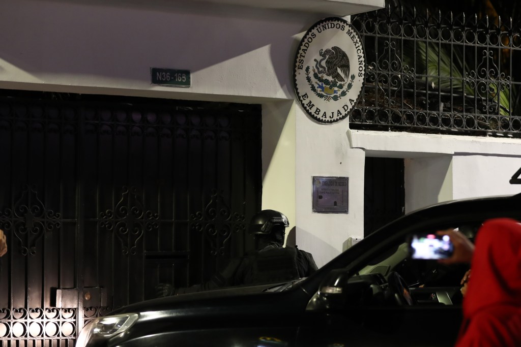 Japón condena el asalto de Ecuador a la embajada mexicana en Quito
