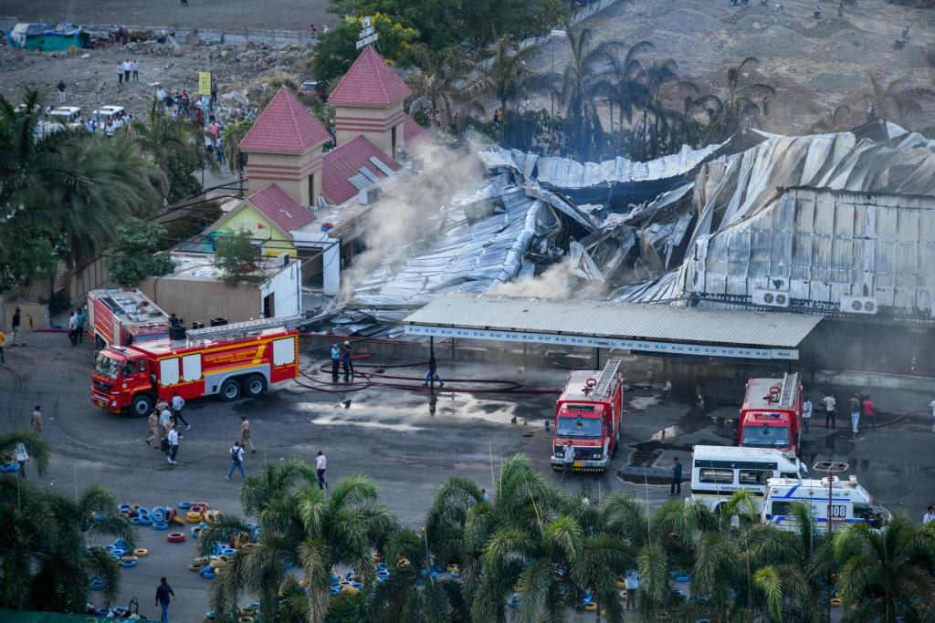 Incendio en un complejo de juegos causa al menos 25 muertos en India