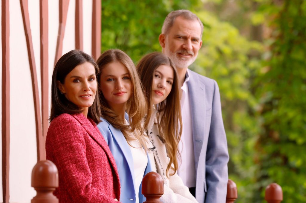 Reyes de España celebran su 20 aniversario de boda con álbum de fotos con sus hijas