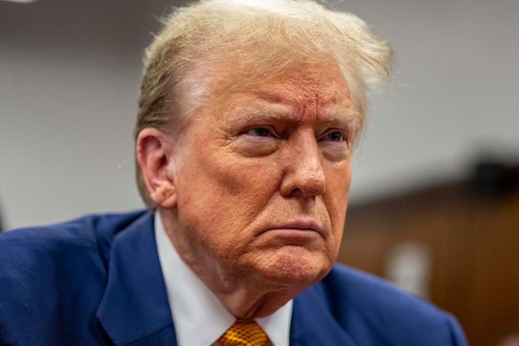 “Simplemente cierro mis bellos ojos azules”: Trump asegura que no se duerme durante su juicio penal