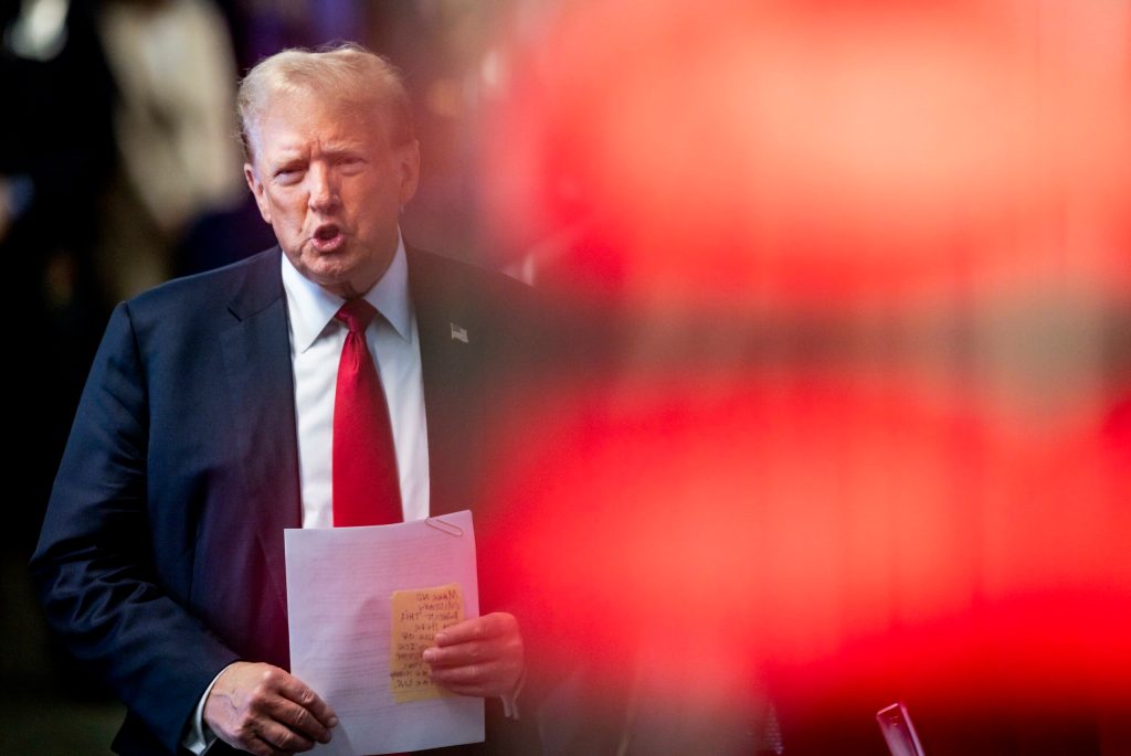 Trump dice estar “ABURRIDO” durante los alegatos finales de la Fiscalía