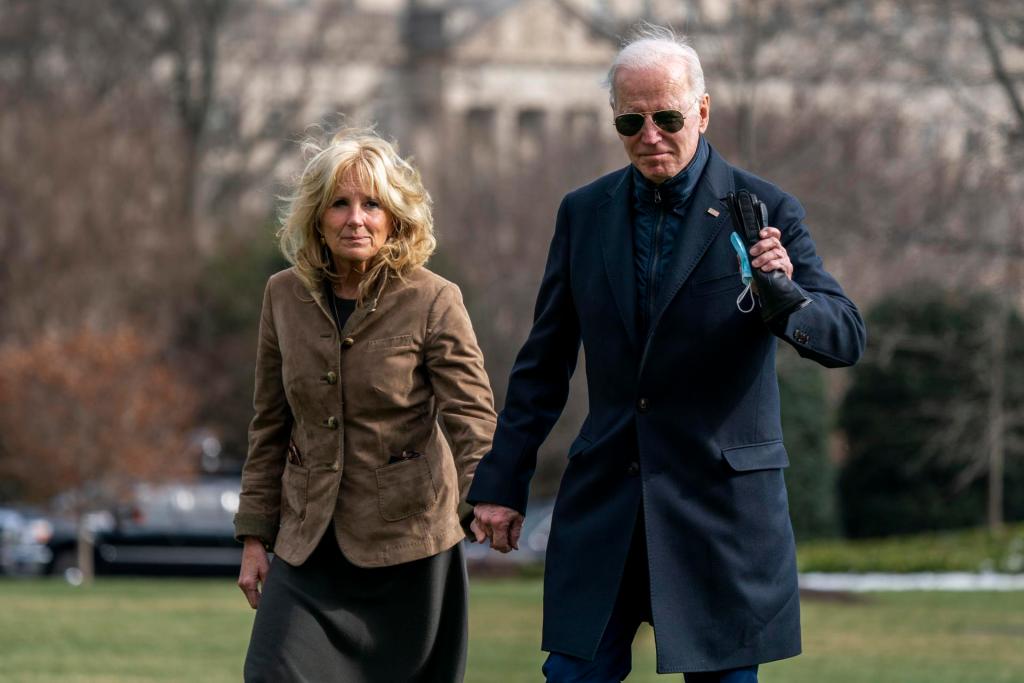 Biden se reunirá el domingo con su familia para hablar de su futuro político, según NBC