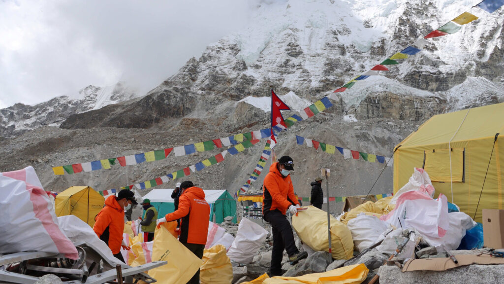 Campaña de limpieza del Everest recupera 4 cadáveres y recoge 11 toneladas de basura
