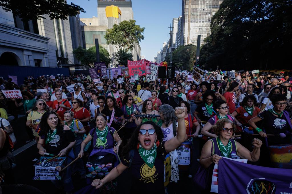 Cientos de mujeres vuelven a protestar en Brasil contra penar el aborto como homicidio
