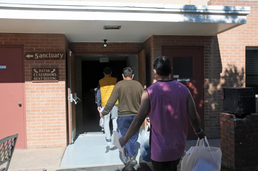 Deportaciones saturan de migrantes albergues en la frontera de Arizona