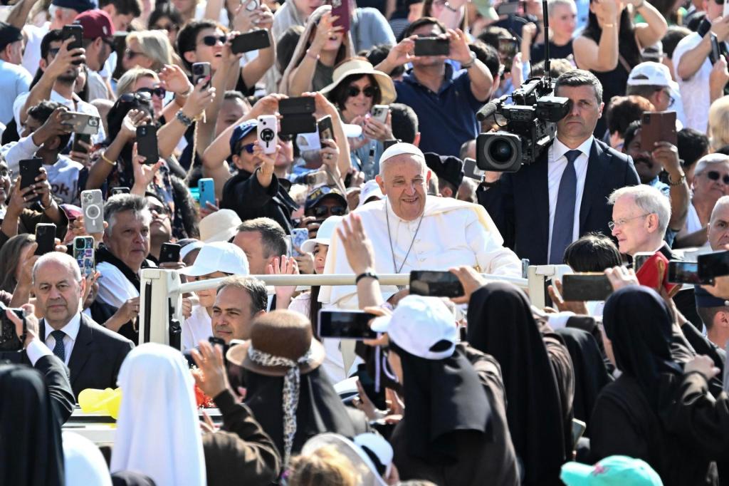 Hay “un caos social y político” con “tantos niños que no tienen que comer”: papa Francisco