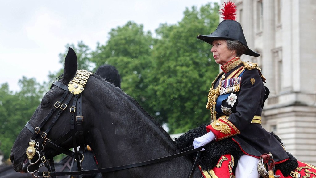 Hospitalizan a la princesa Ana tras ser golpeada por un caballo