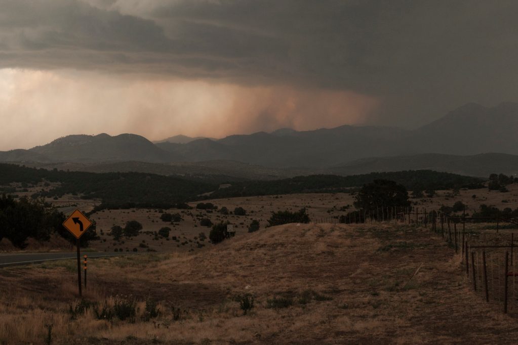Incendios forestales en Nuevo México y California obligan a desalojar a miles de personas