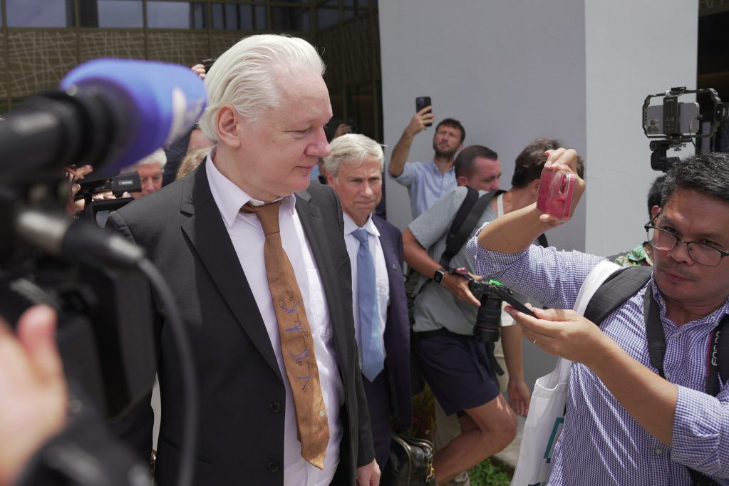 Julian Assange queda en libertad tras 14 años y sale rumbo a Australia