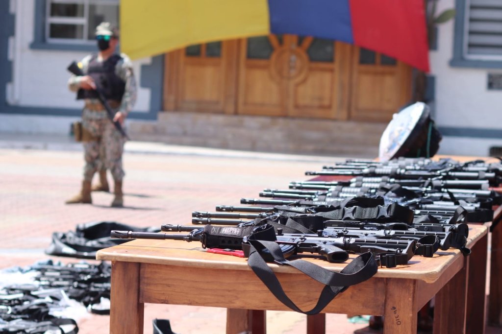 México exporta armas ilegales vía aérea a Ecuador, advierte informe