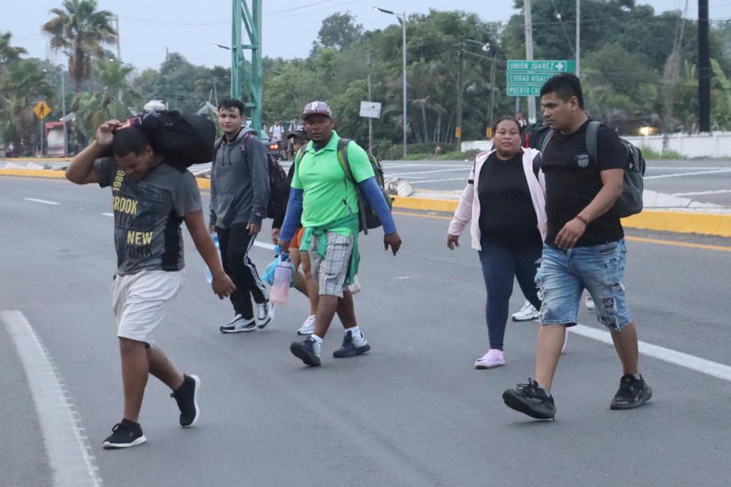 México frena caravana migrante en la frontera sur, a unas horas de las elecciones