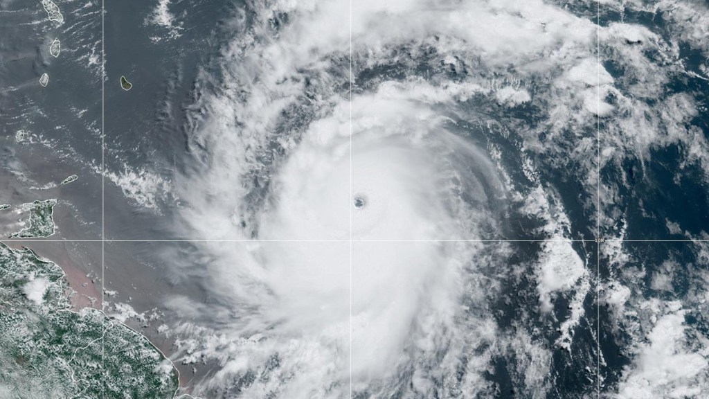 ‘Beryl’ se intensifica a huracán categoría 4