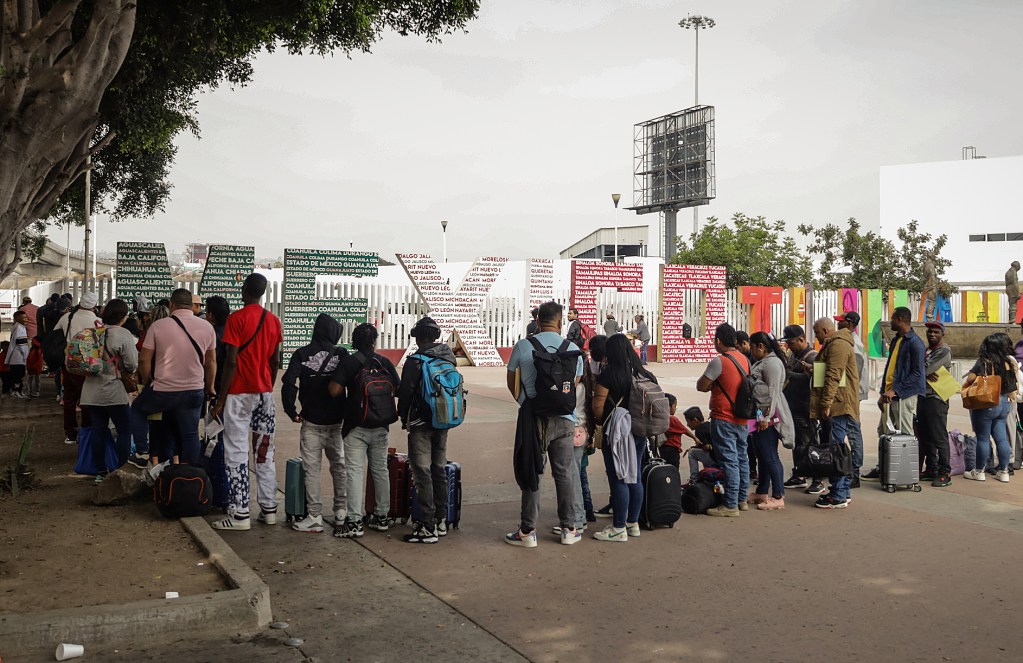 Renuncia de Biden a la reelección desata preocupación entre empresarios y migrantes en la frontera México-EE.UU.