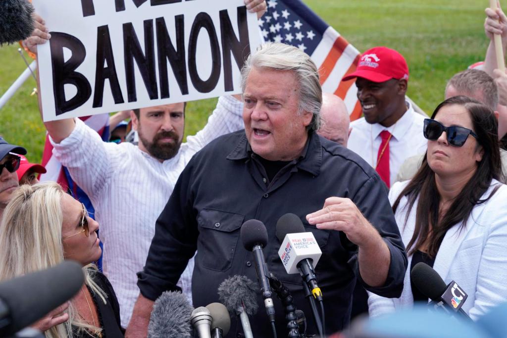 Steve Bannon, exasesor de Trump, se entrega para cumplir condena por desacato