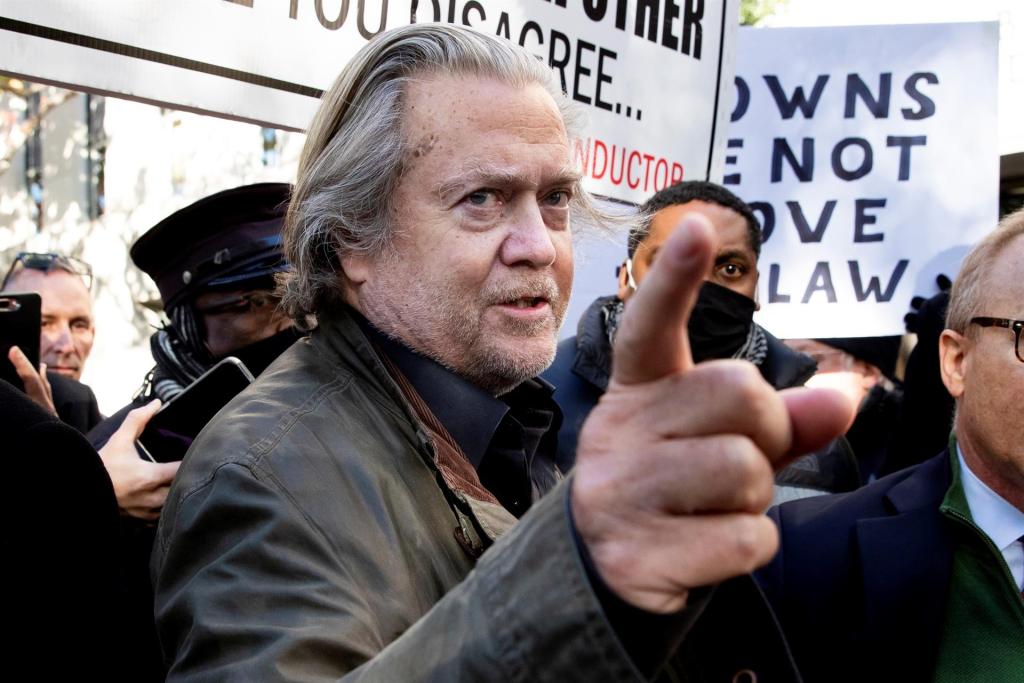 Steve Bannon se declara “preso político” previo a tener que ingresar a prisión