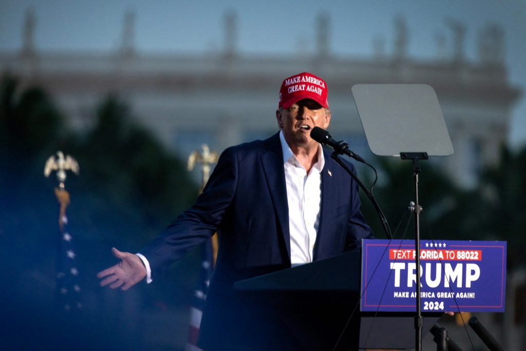 Trump se burla de Biden en su primer mitin tras el debate