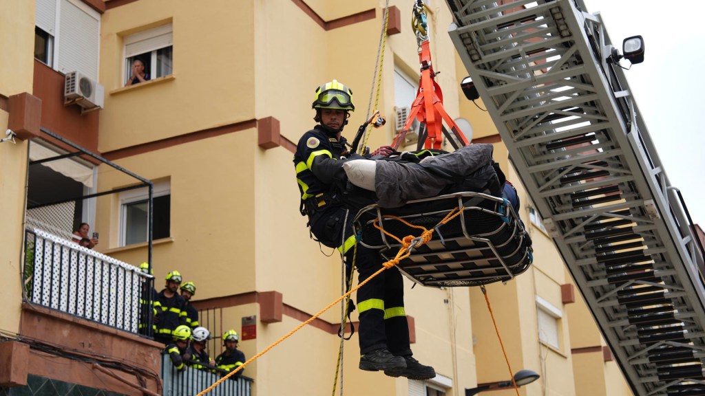 #Video Evacuan de su casa a hombre de 300 kg de peso con autogrúa