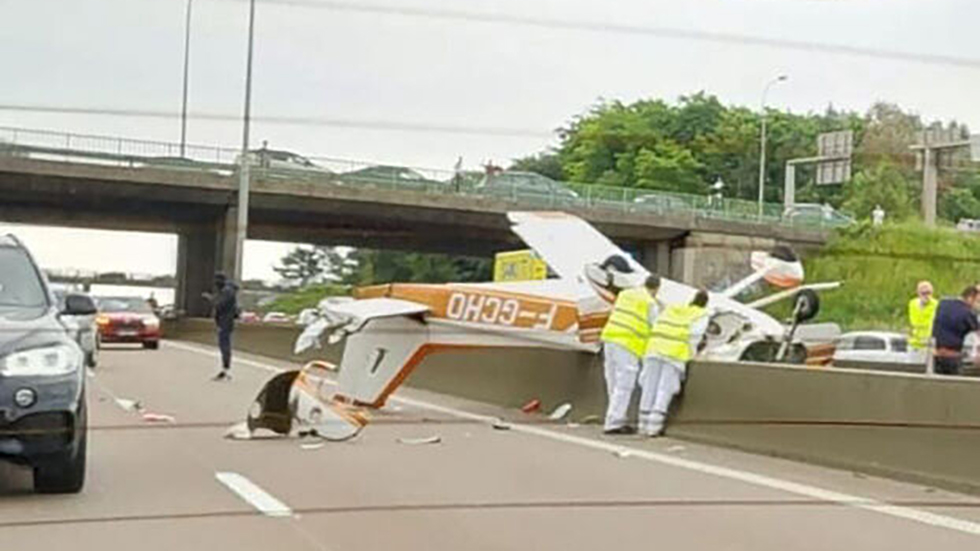 #Video Tres muertos al caer una avioneta sobre una autopista cerca de París