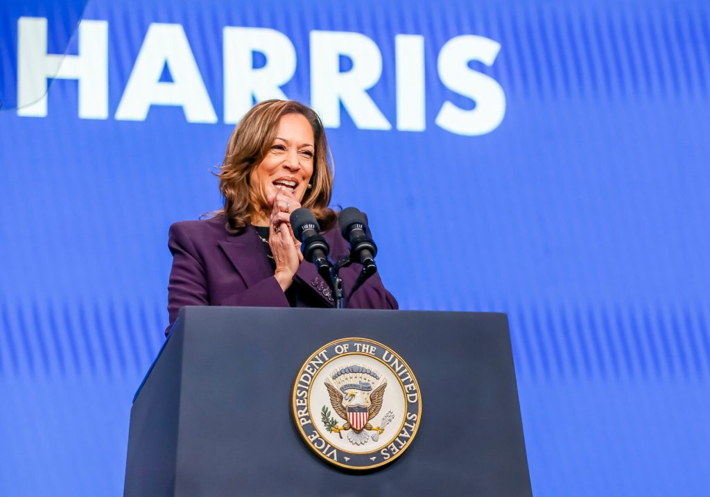 Harris aventaja a Trump en intención de voto en varios estados clave, según nueva encuesta
