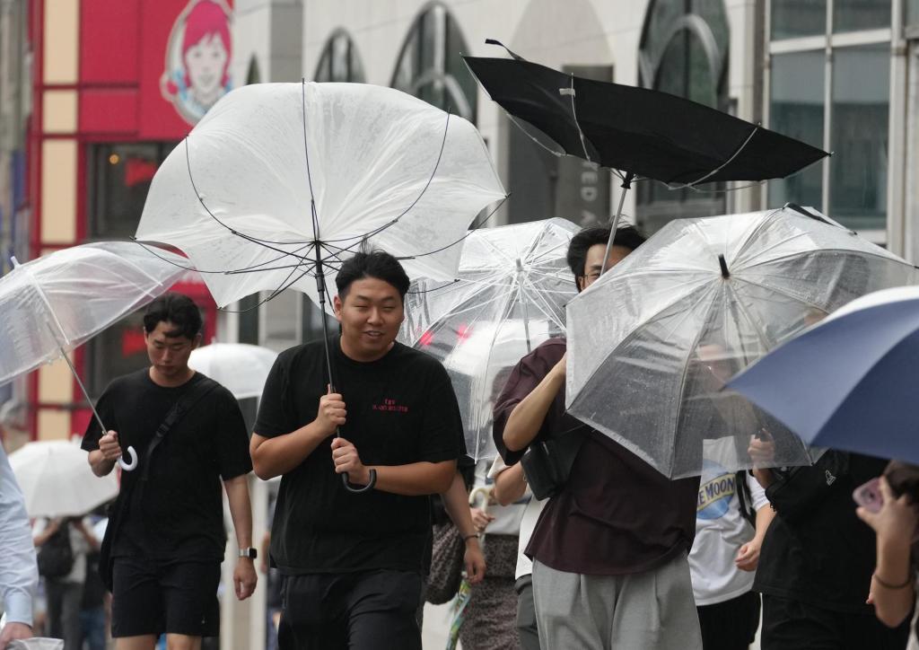 Japón, en alerta meteorológica y con vuelos y trenes cancelados por un poderoso tifón